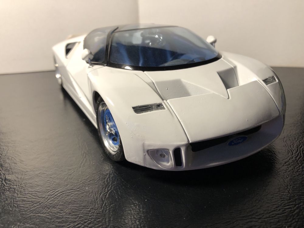Model samochodu FORD GT90 V12 w skali 1/18