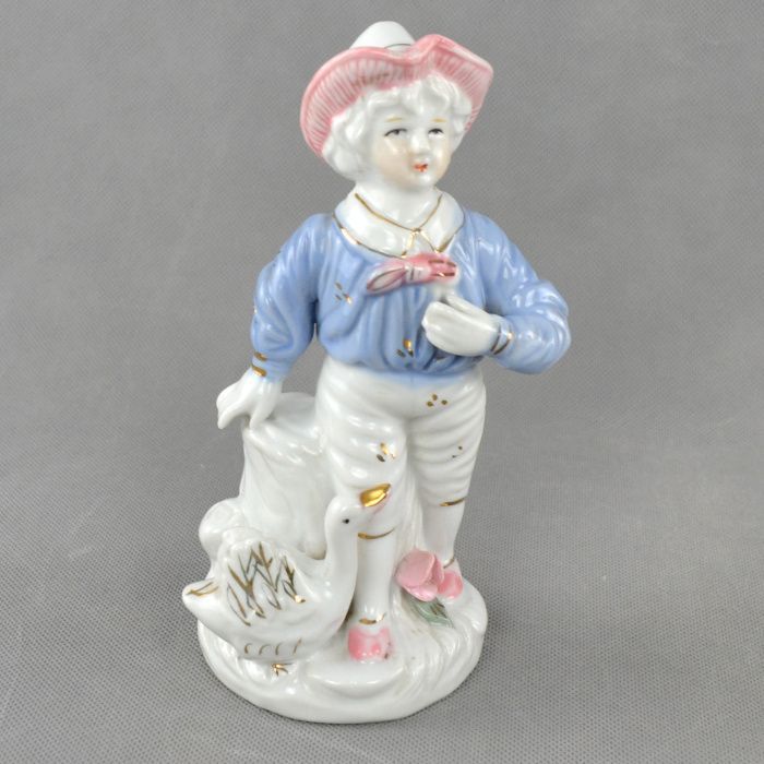 Par de Figuras de menino e Menina em Porcelana da China