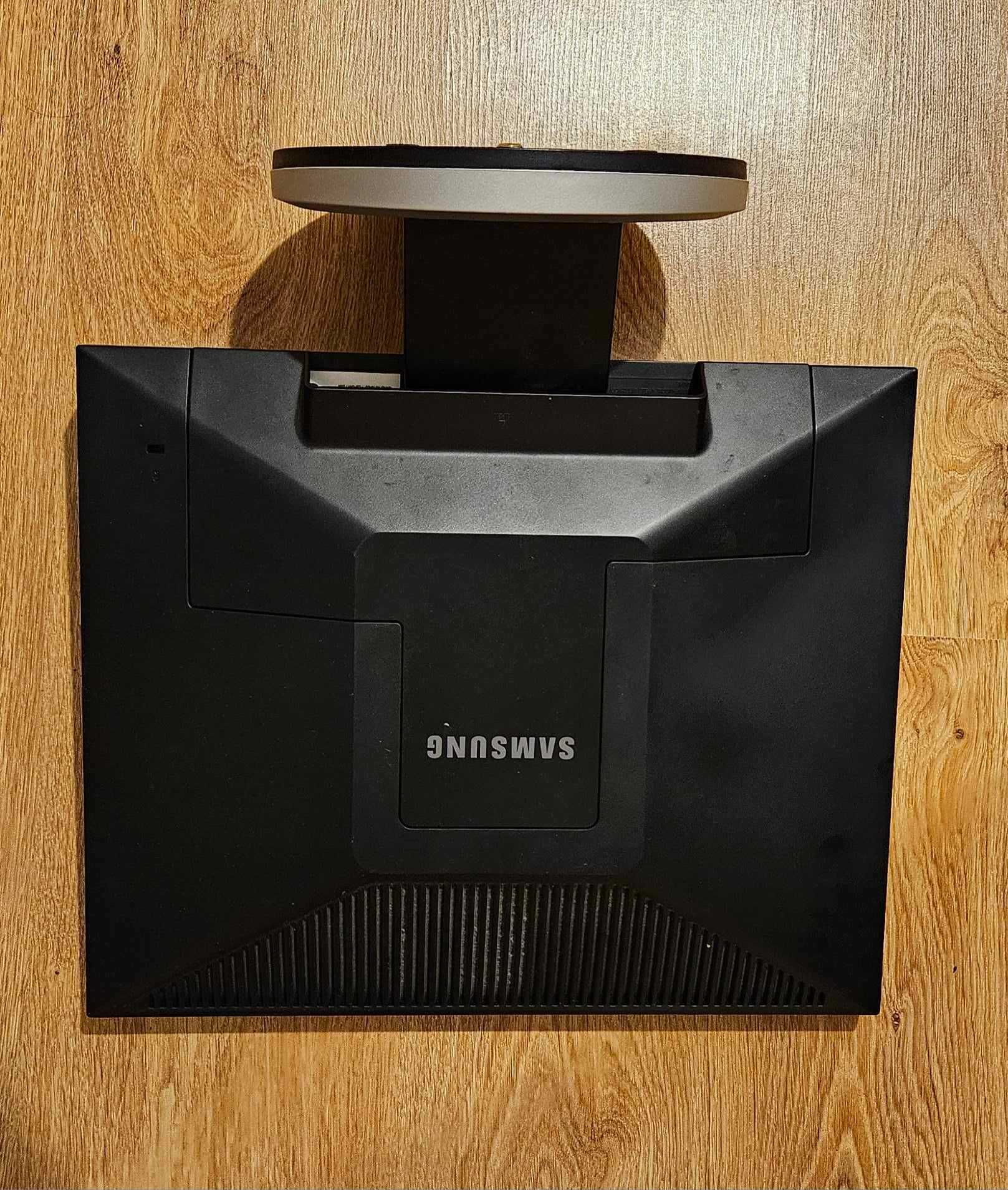 Monitor Samsung z pudełkiem  SyngMaster 940 N