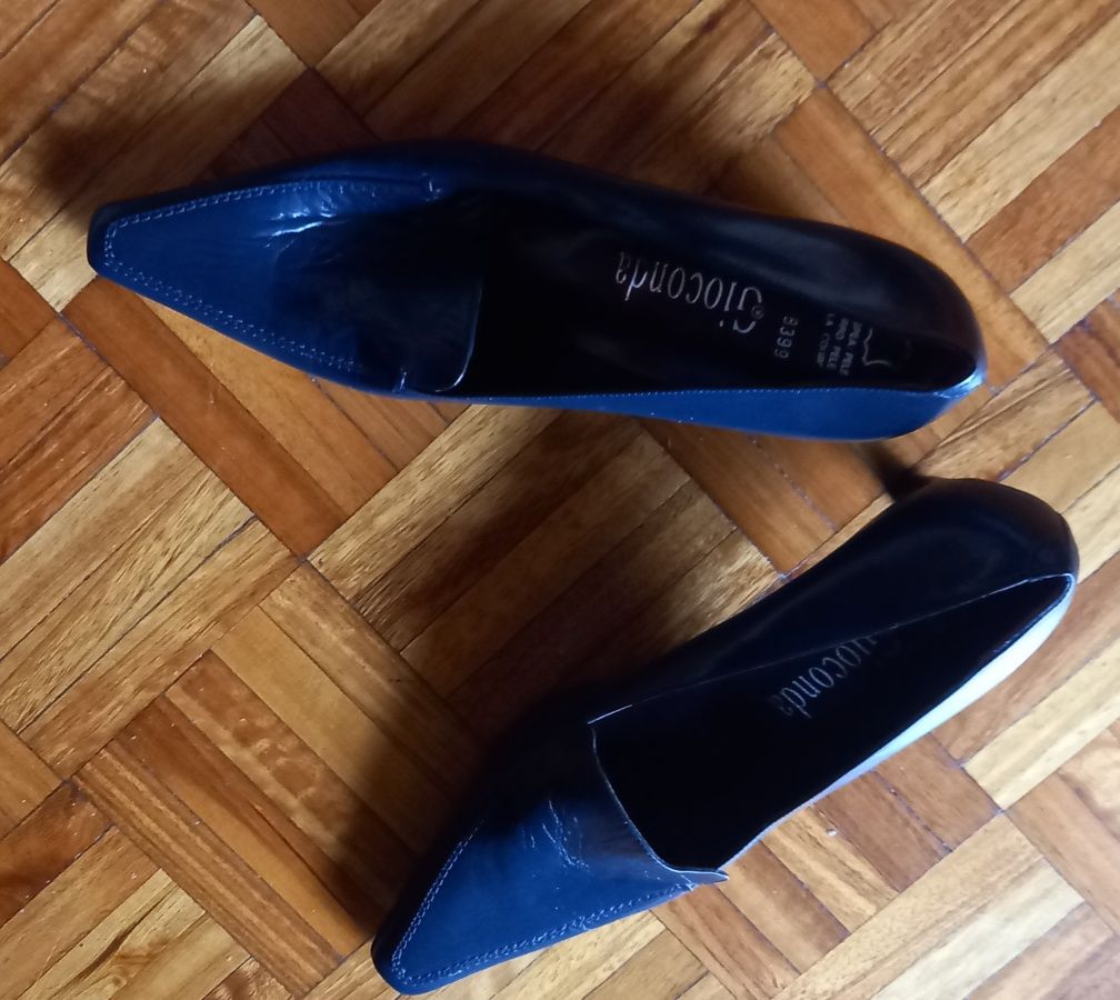 Sapatos em azul escuro.