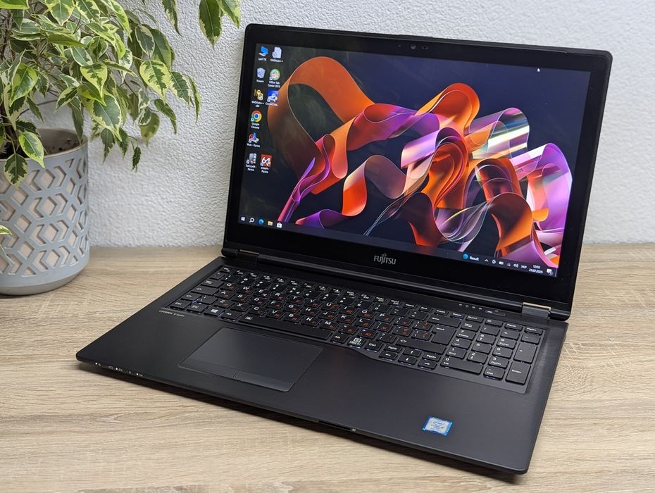 Продаю Fujitsu U758. 4ядра. Має сенсорний екран, підсвітку клавіатури.