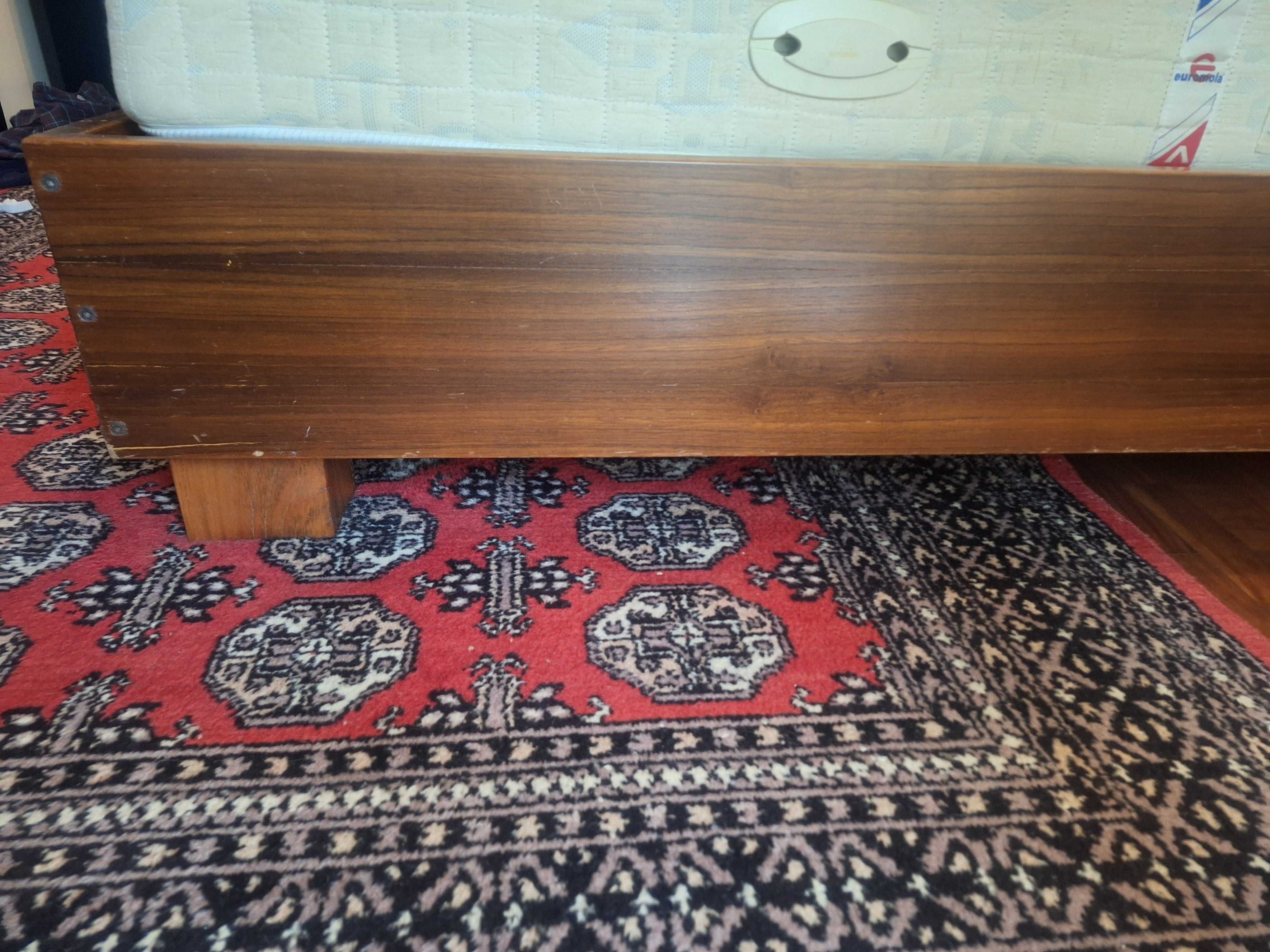 Cama/ sommier em madeira