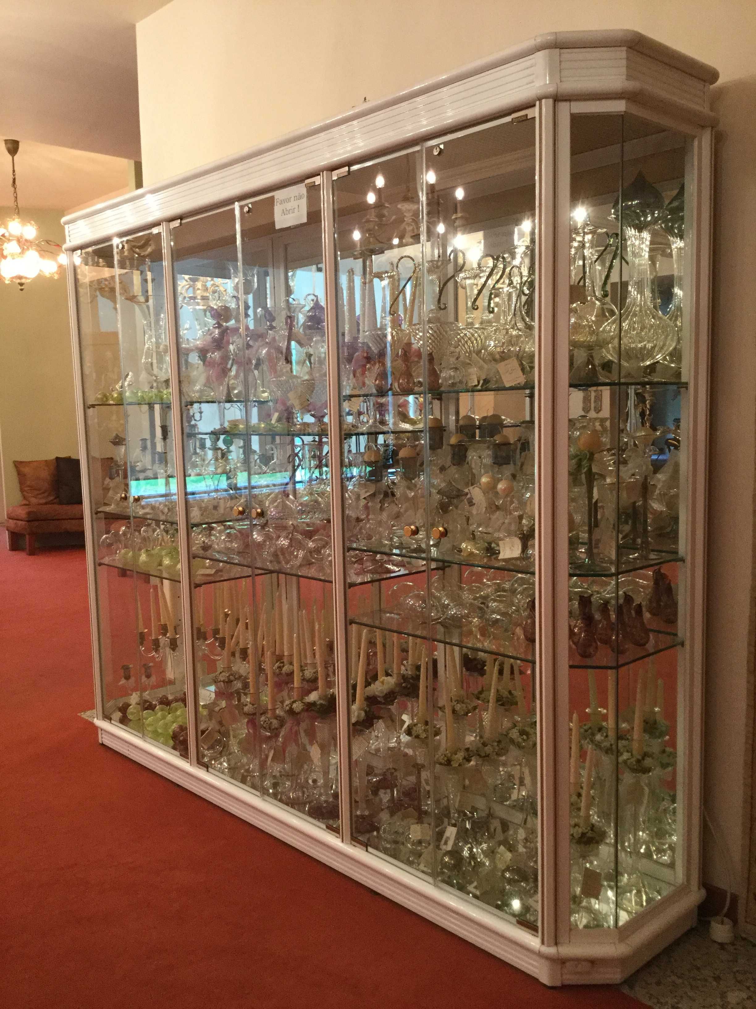 Vitrina em alumínio lacado a branco, com detalhes em madeira