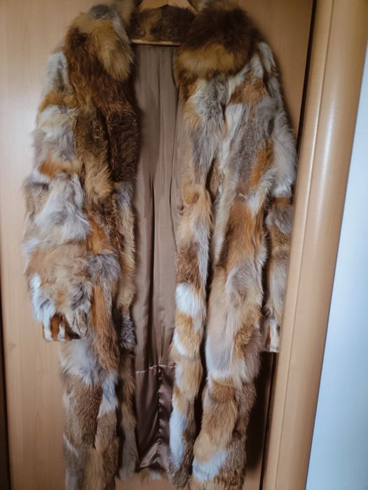 Rudo-brązowe futro z lisów