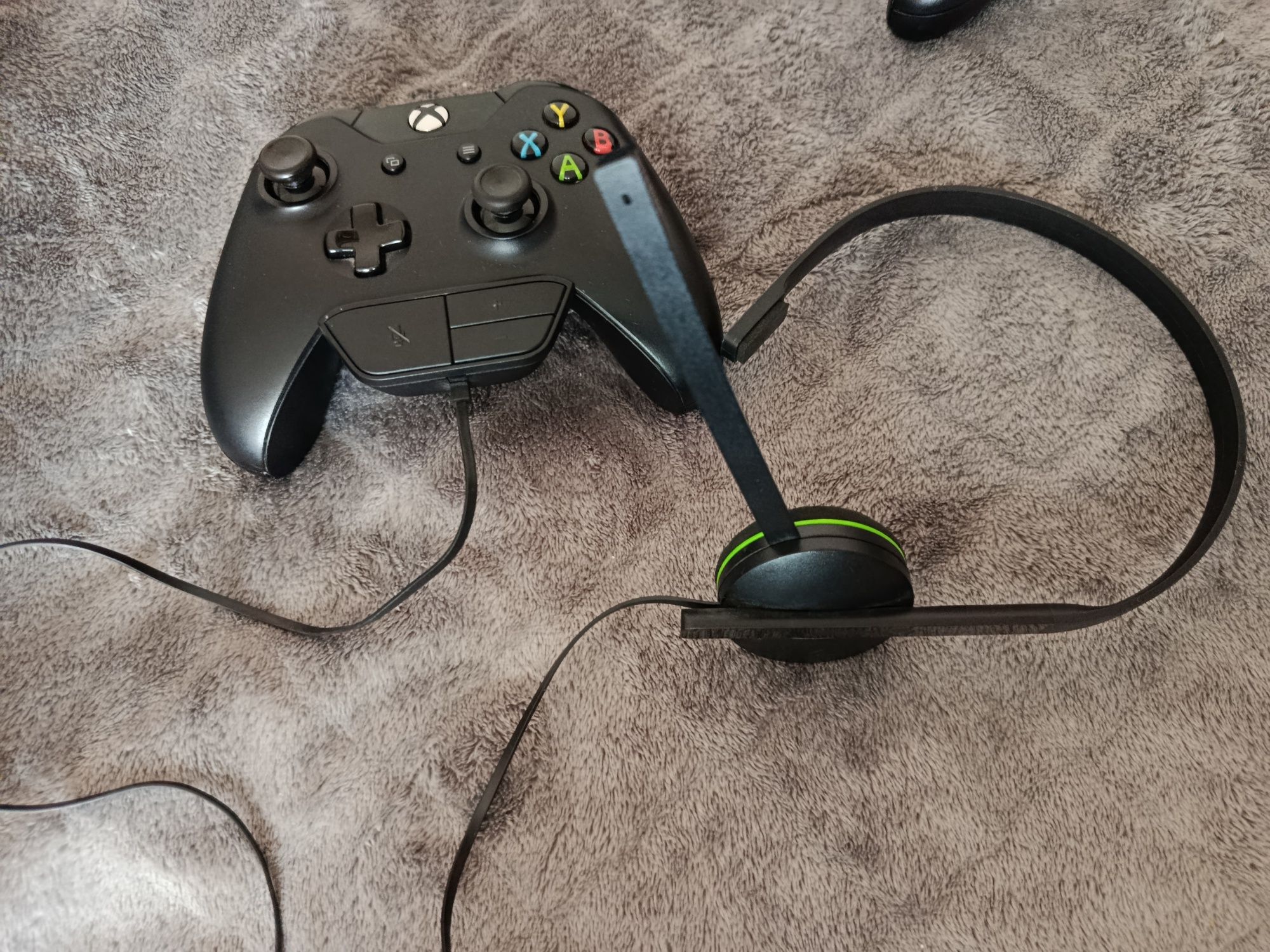 XBOX One 1 tb / 2 pady / słuchawki / FIFIA 18 / FIFA 16