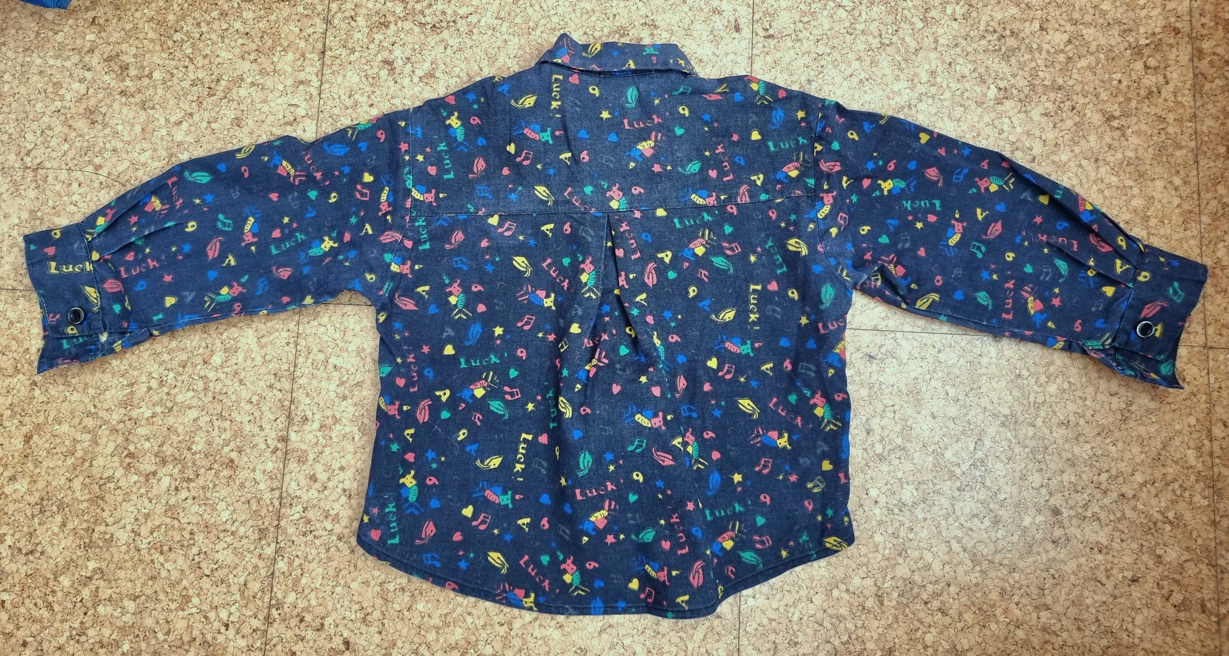 Camisa escura com padrão, 2 anos