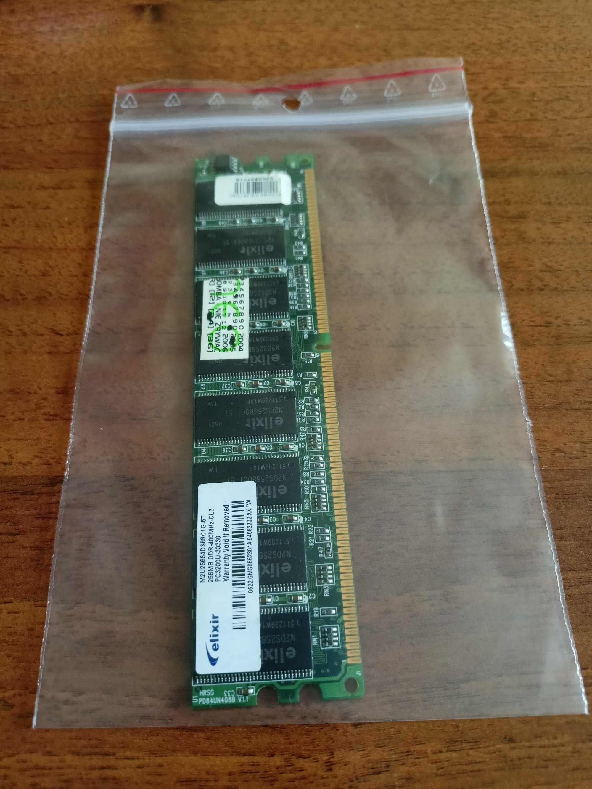 Pamięć RAM typu DDR, o pojemności 512MB.