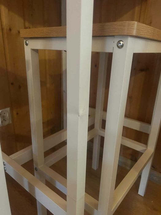 Stolik barowy z hokerami