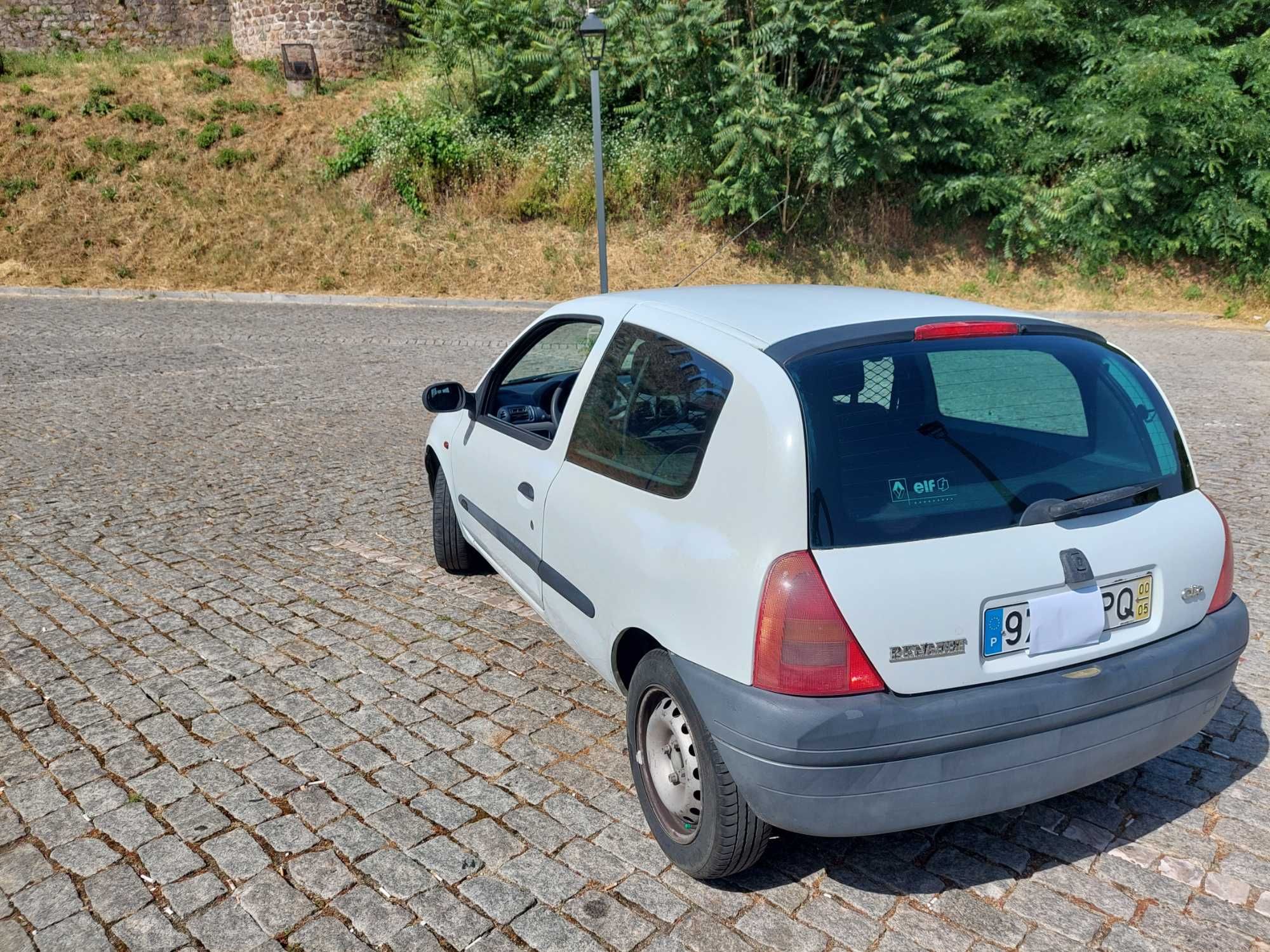 Renault Clio 1.9D em Circulação