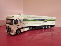 Model Wsi 1:50 z naczepą
