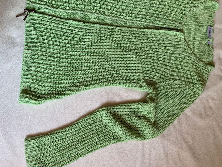 Seledynowy sweterek z długim rękawkiem zapinany na suwak rozmiar S