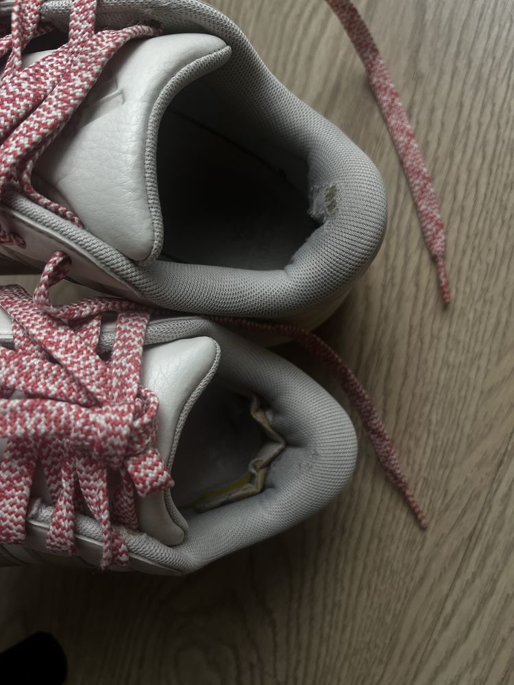 Жіночі кросівки adidas