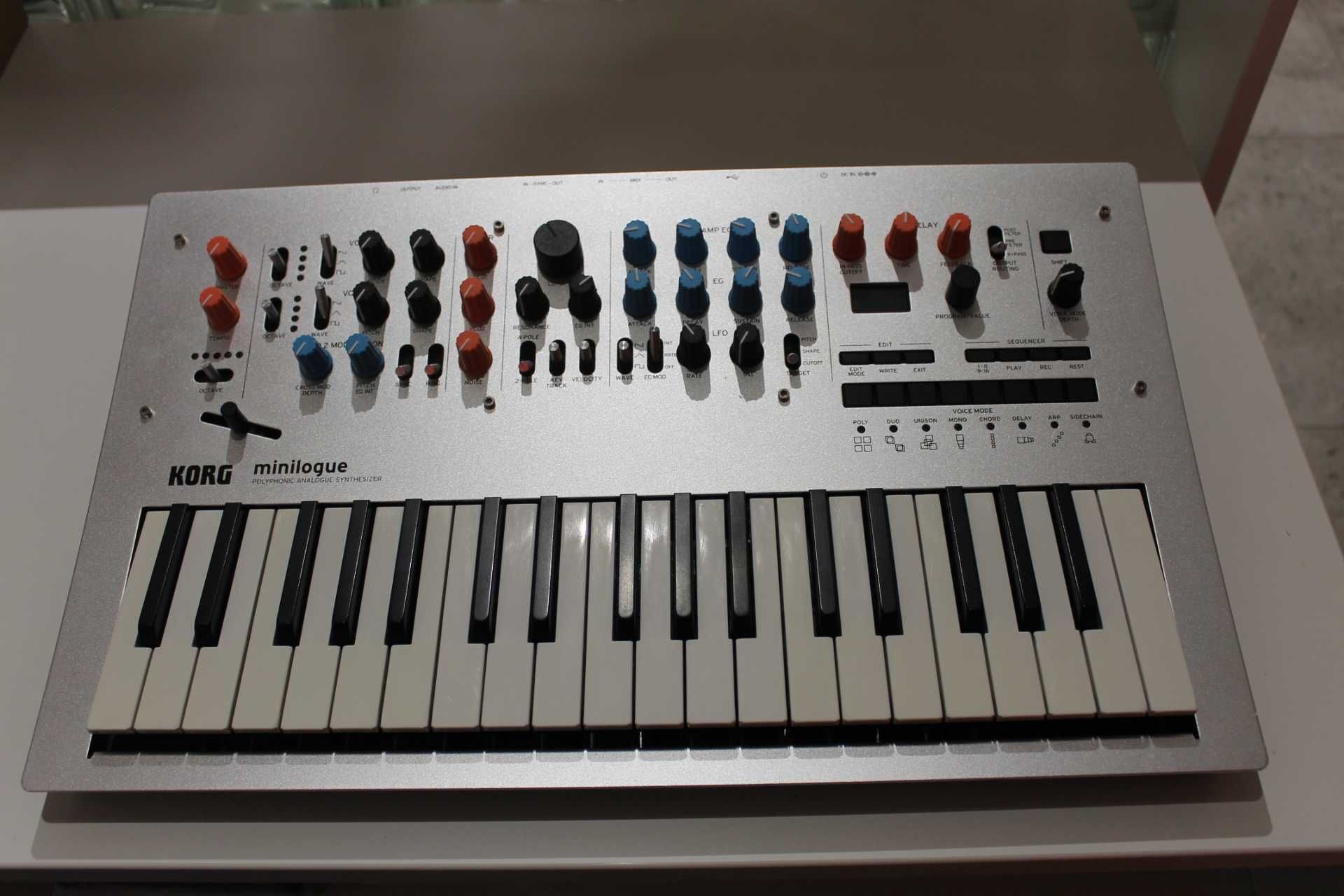 Синтезатор Korg Minilogue