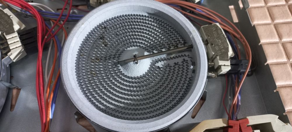 Варильна поверхня Electrolux EHS 60210P, розбите скло, конфорки робочі