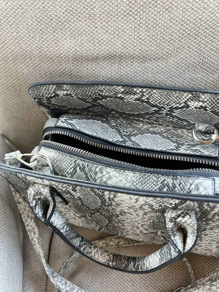 Wężowa torebka średniej wielkosci elegancka