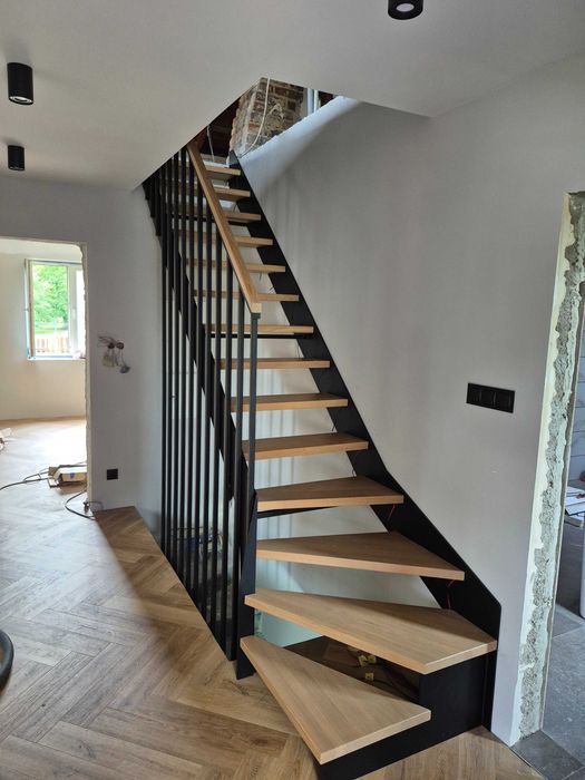 Schody samonośne na konstrukcji metalowej