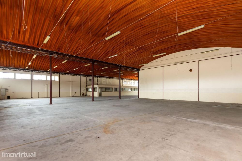 Armazém com zona comercial e escritórios-Zona Industrial Ortigosa (Lei