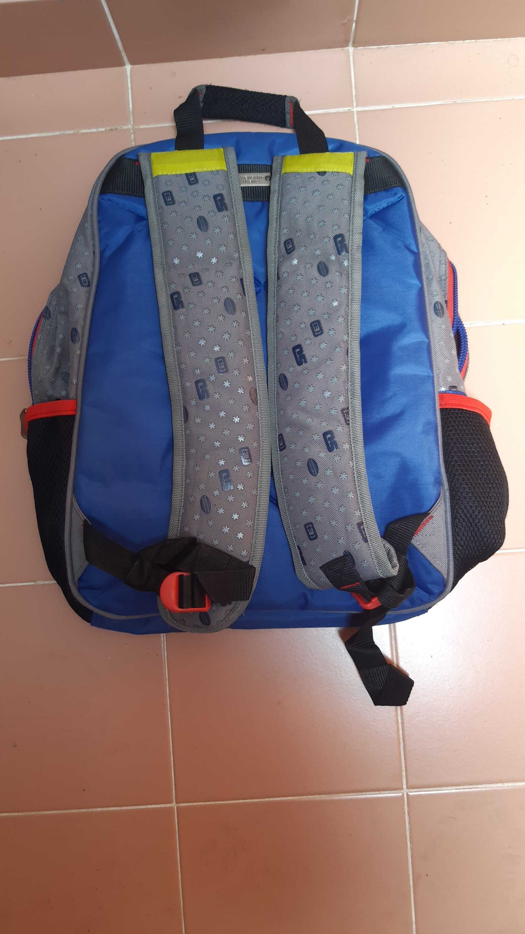 mochila escolar criança