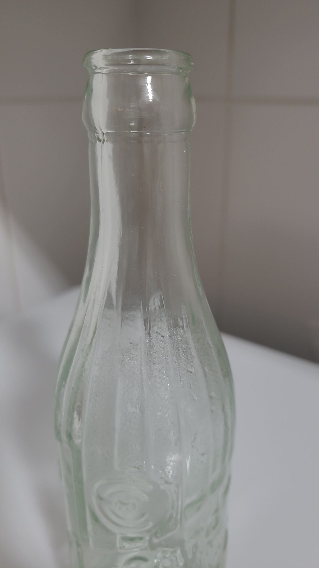 Antiga garrafa de Laranjada gravada em alto relevo