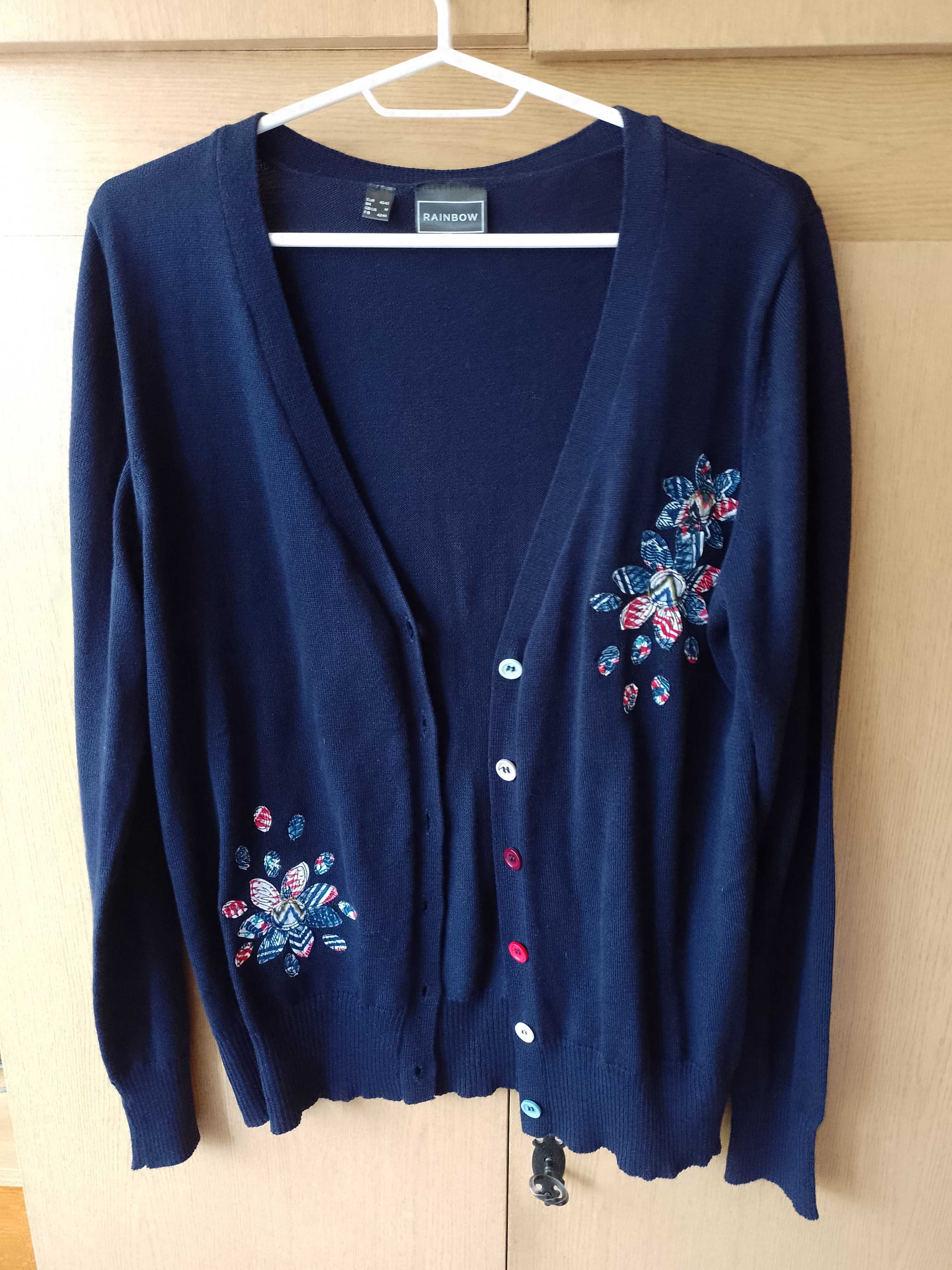 Lekki sweterek rozpinany i dwa t-shirty w zestawie.