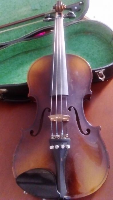 Violino antigo com caixa