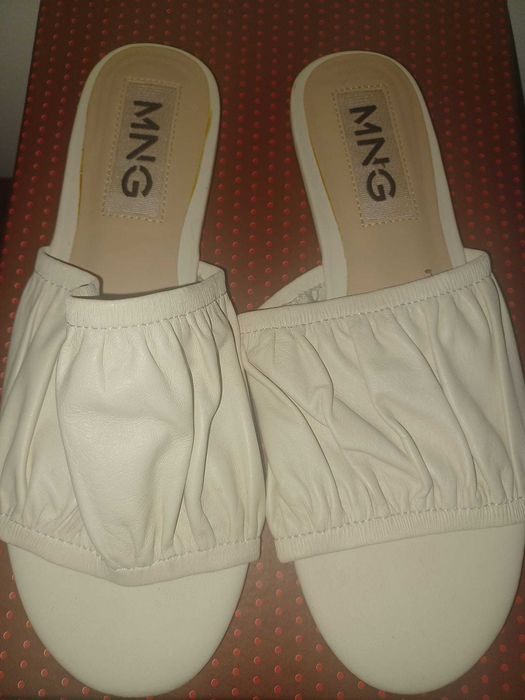 Chinelas em pele da Mango