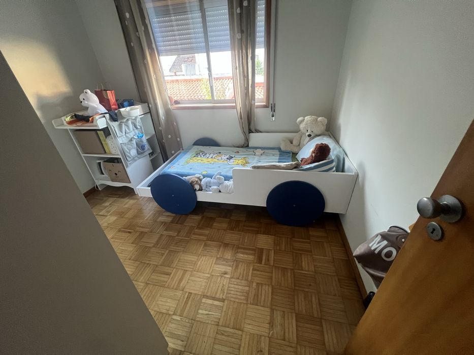 Cama crianca em forma de automovel