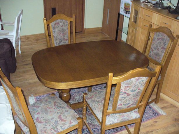 Stół dębowy z krzesłami.