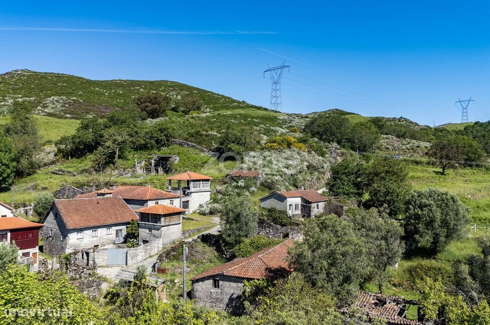Casa para restauro e terrenos em Bouro (Santa Marta), Amares