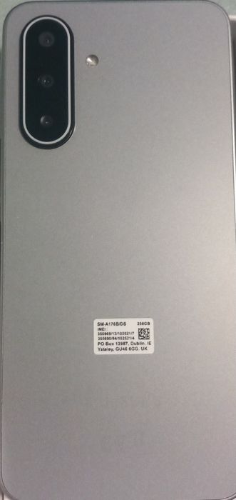 Vendo este telemóvel A 17 Samsung  256 G novo em caixa se alguém tever