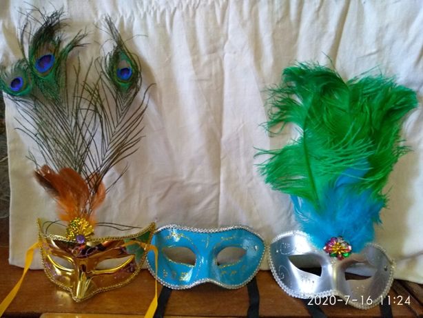Венецианские маски: с павлиньими и страусовыми перьями