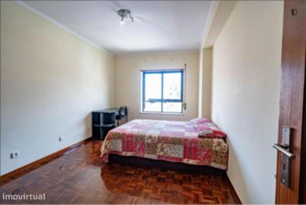 735103 - Quarto com cama de casal em...