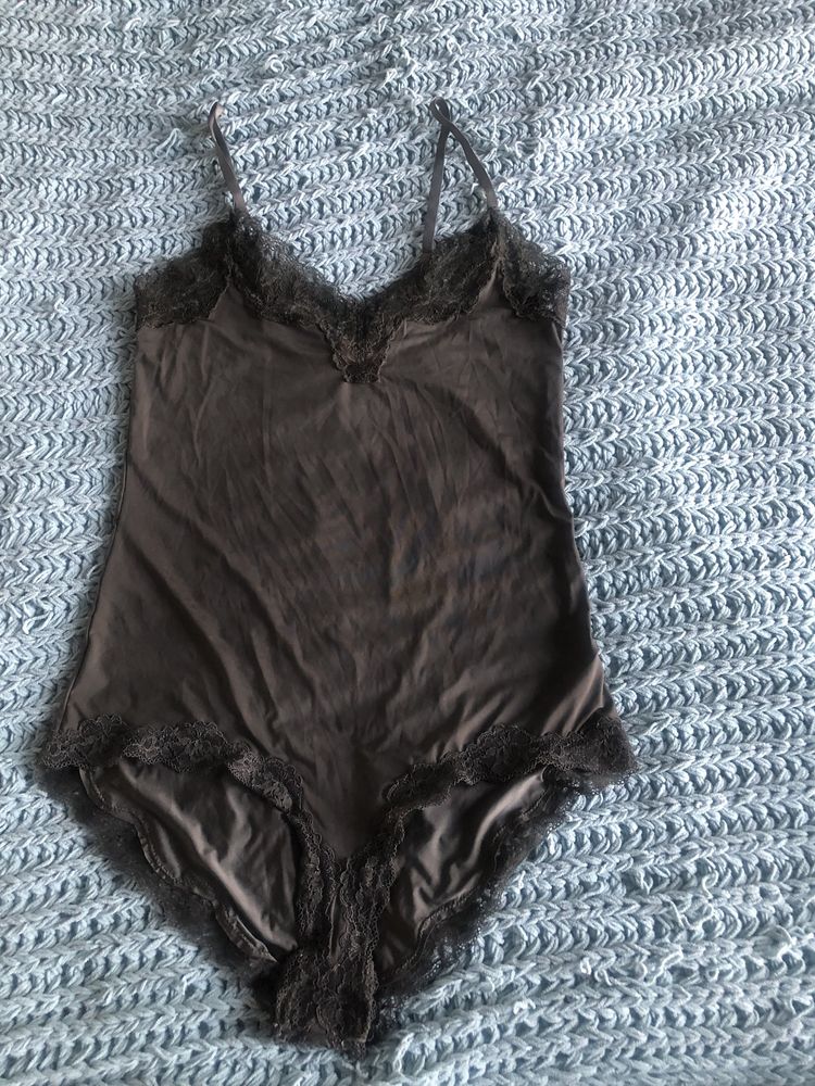 Khaki body bielizniane oisho super sie prezentuje impreza