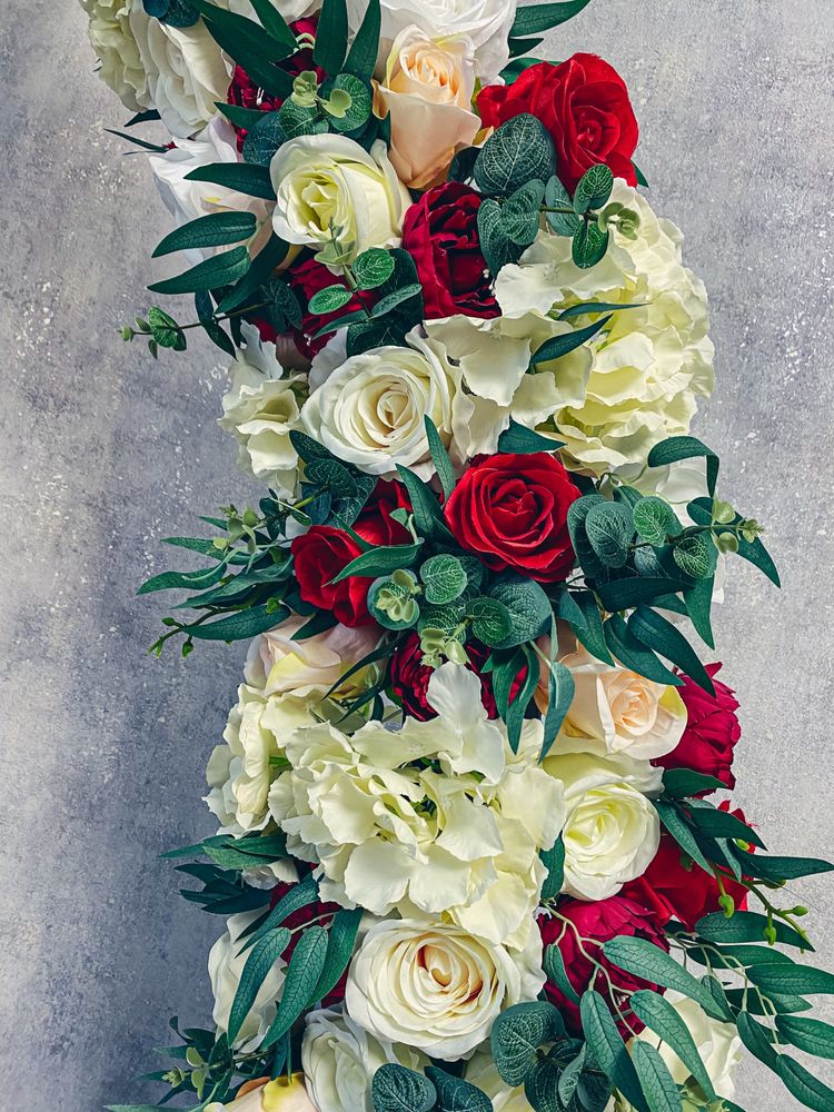 Металева весільна арка з плетеними квітами
