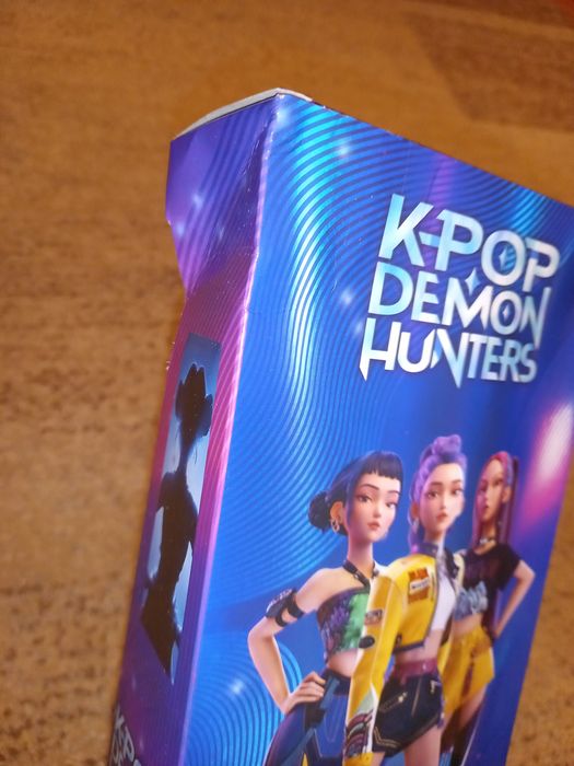 Zoey lalka z gitarą akcesoriami demon hunters w pudełku