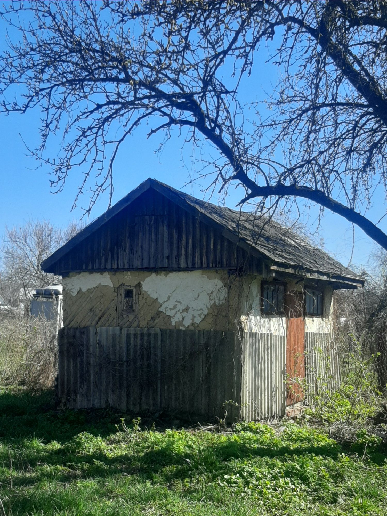 Продам ділянку із старим будинком та господарчими будівлями під знос