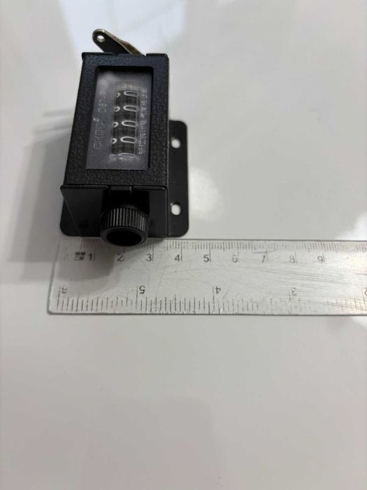 Mechaniczny licznik pociągnięć z czarną obudową