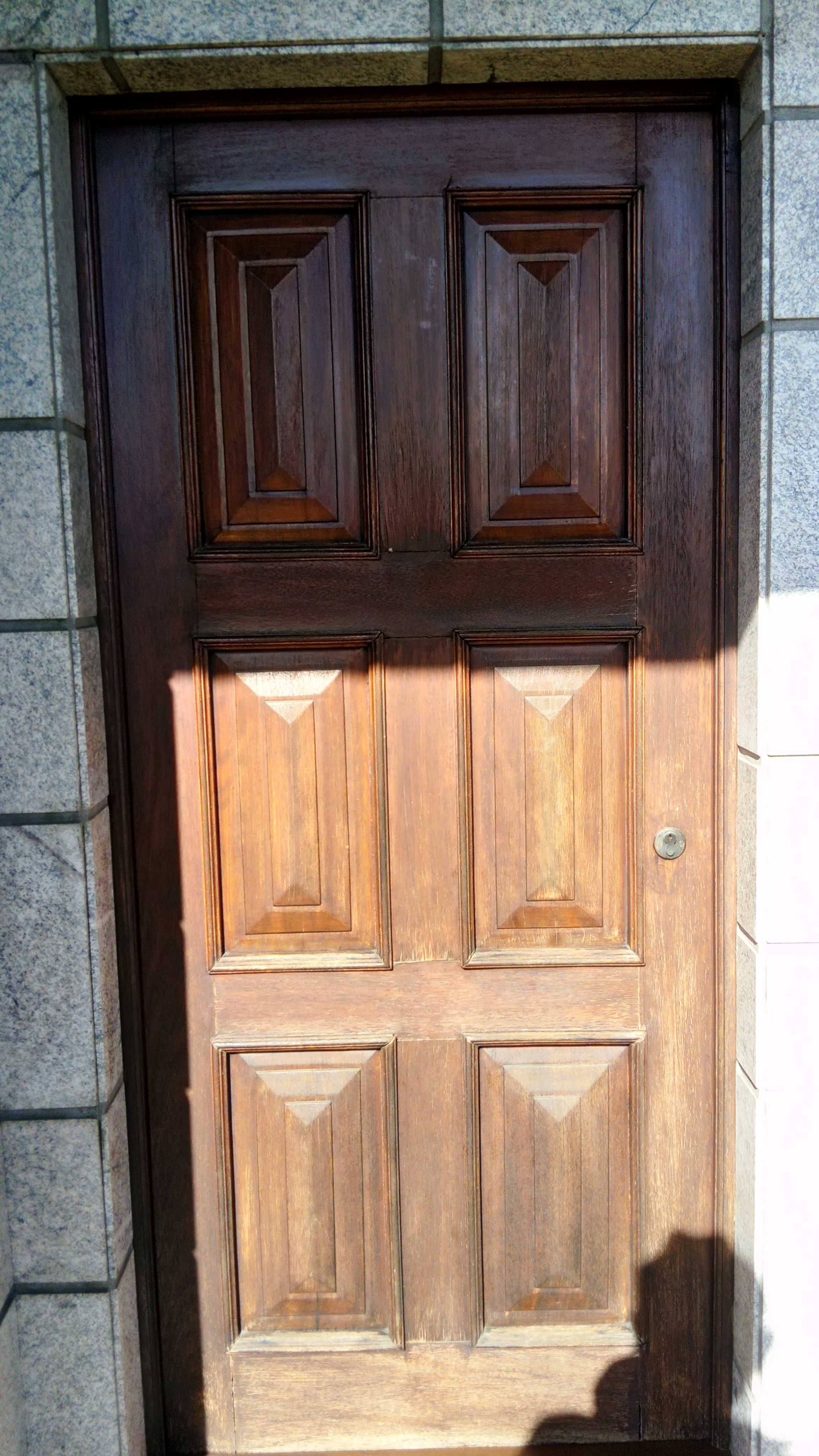 Portas e janelas em madeira castanha