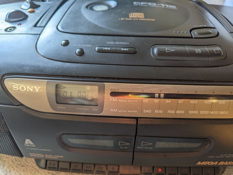 Vendo rádio portátil da Sony com leitor de CDs - modelo CFD-112