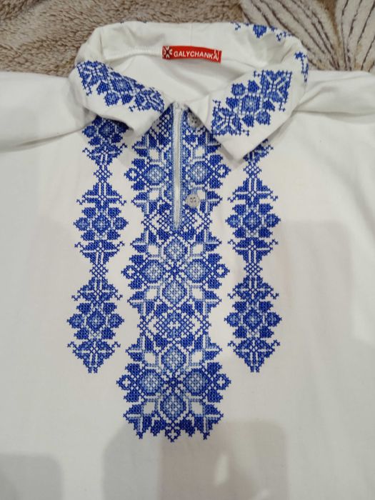 Футболка з вишивкою