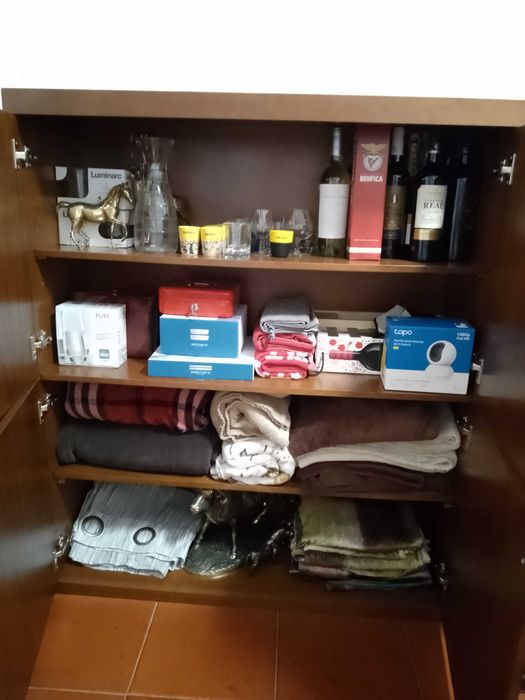 Móvel em madeira maciça