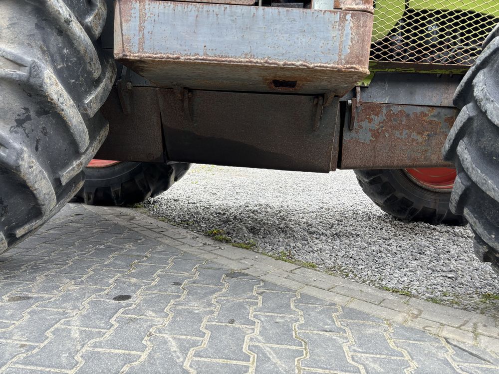 Ciągnik w leśnej zabudowie claas valtra