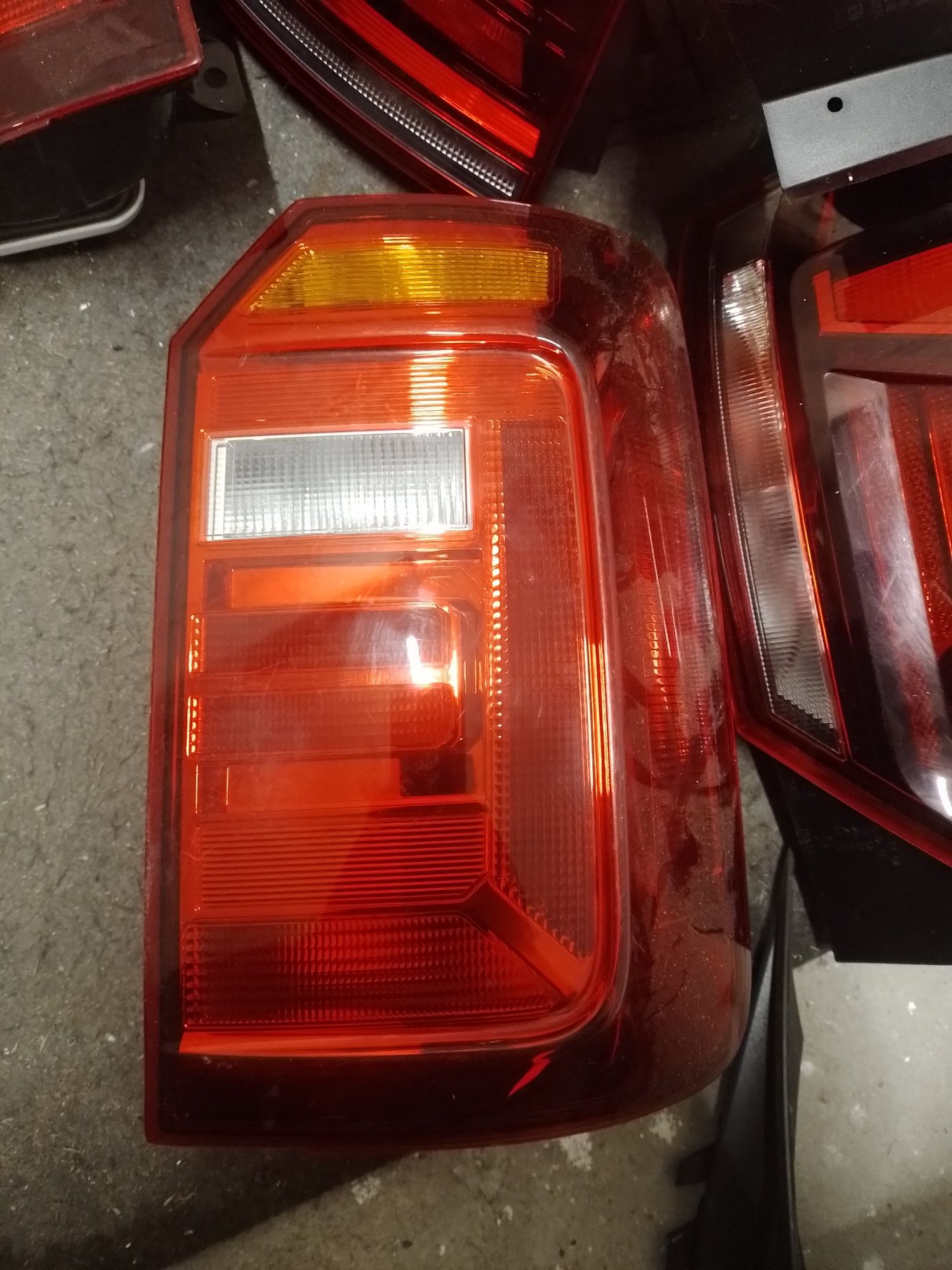 Lampa prawa prawy tył vw caddy 2k5  15-19