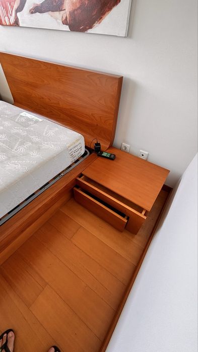 Cama casal com mesinhas de cabeceira e banco de apoio em cerejeira