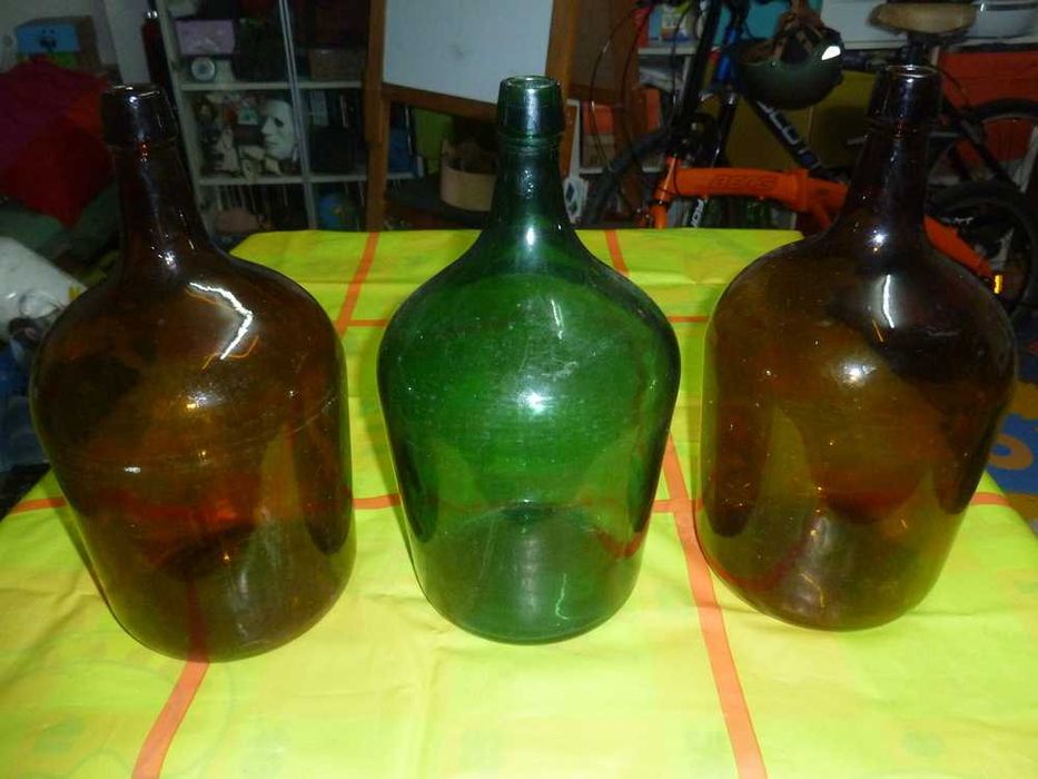 3 Garrafões de vidro 5 L verde e castanho