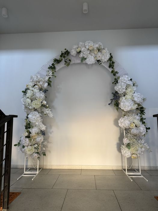 Декоративна арка з квітами
