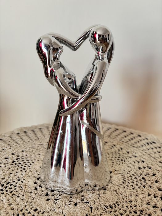 Metaliczna statuetka mlodej pary