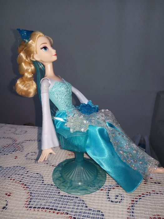 Brinquedos: Elsa Frozen Reino do Gelo inclui pilhas