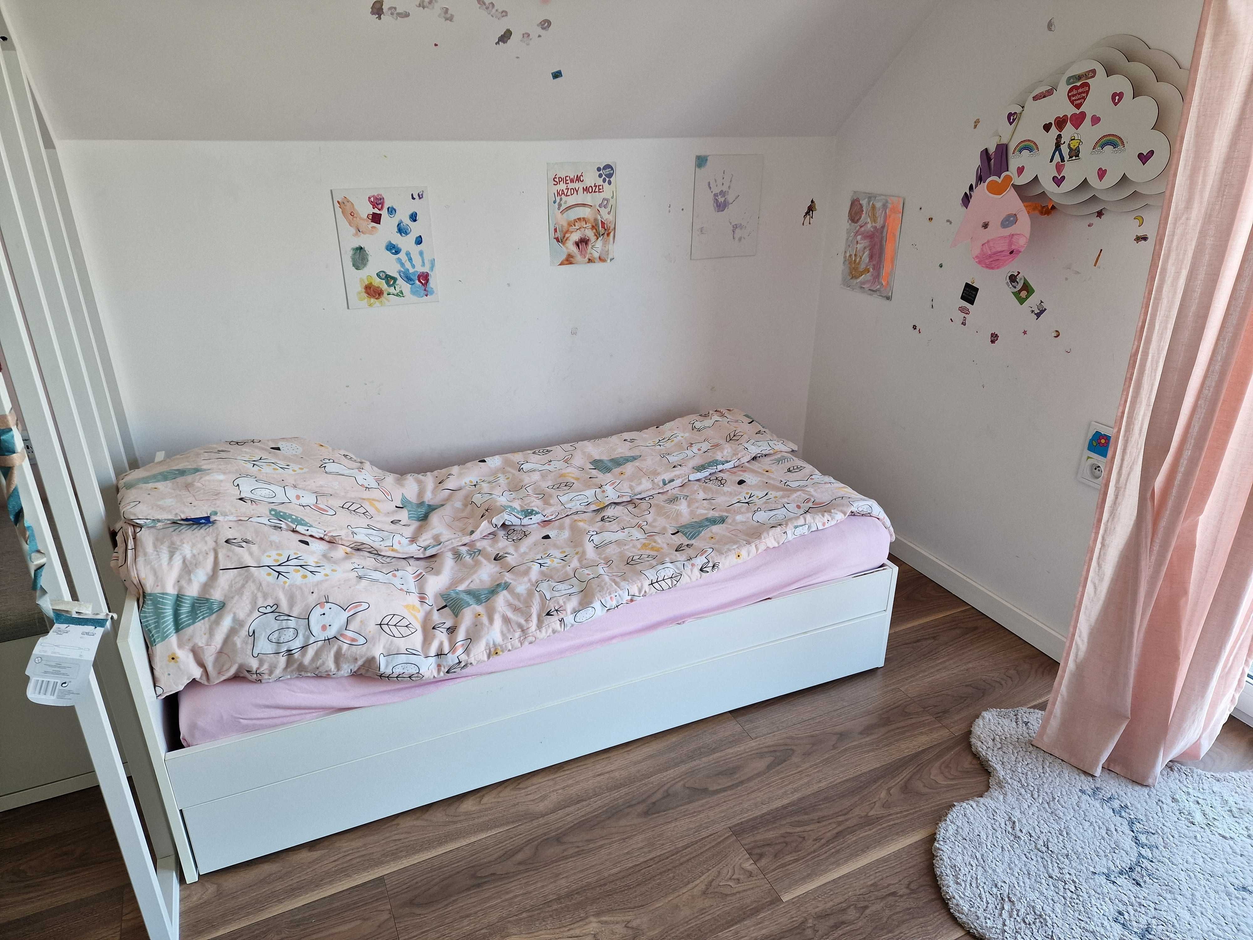 Pojedyncze łóżko 160x80cm z wysuwaną dostawką i materacem.