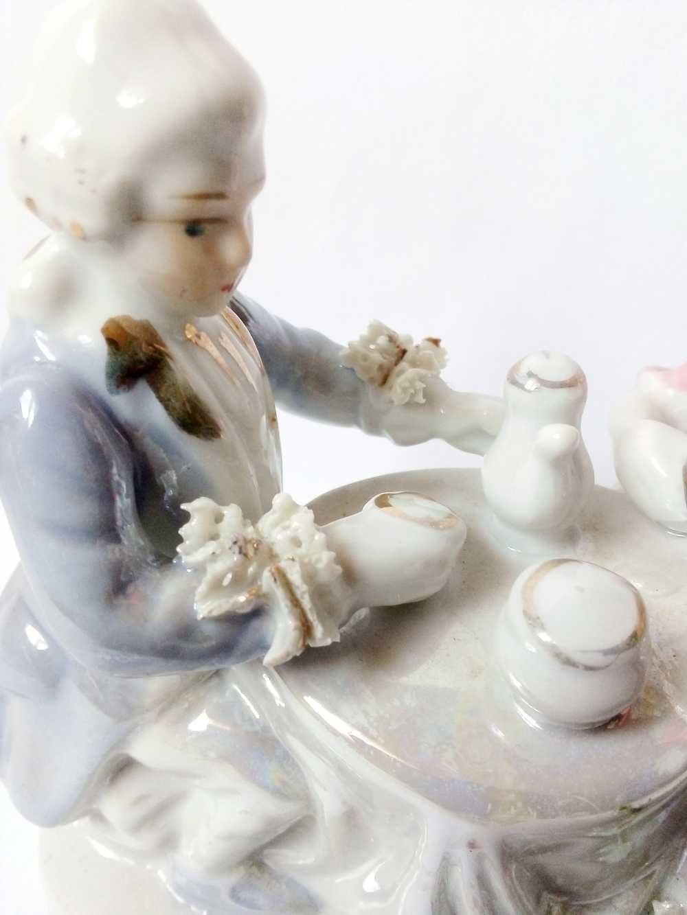 porcelanowa figurka para przy stoliku vintage